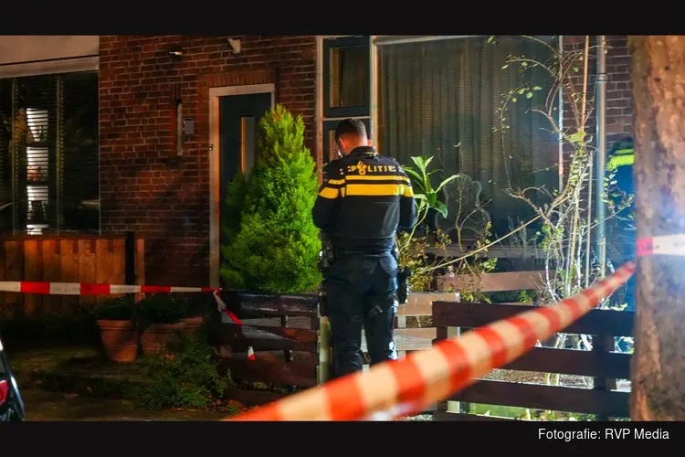 Voordeur zwaar beschadigd geraakt na explosie in IJmuiden