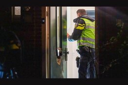 Voordeur zwaar beschadigd geraakt na explosie in IJmuiden