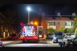 Voordeur zwaar beschadigd geraakt na explosie in IJmuiden