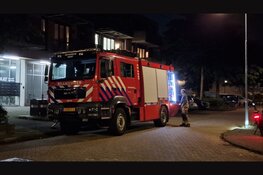 Bewoonster in ambulance na rook in appartement