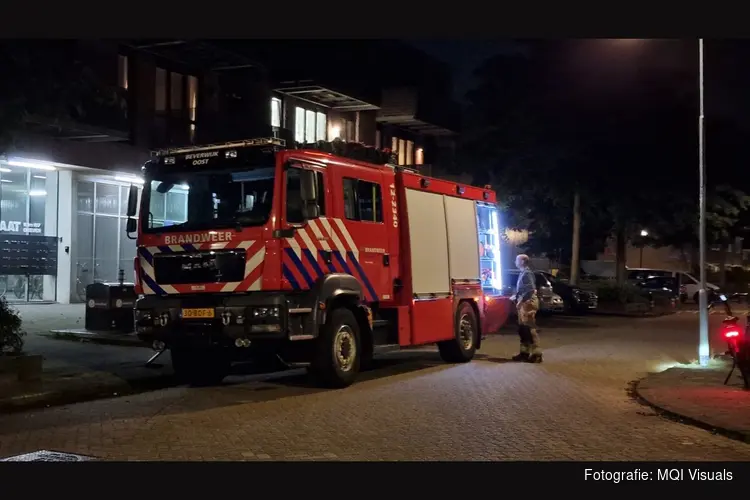 Bewoonster in ambulance na rook in appartement
