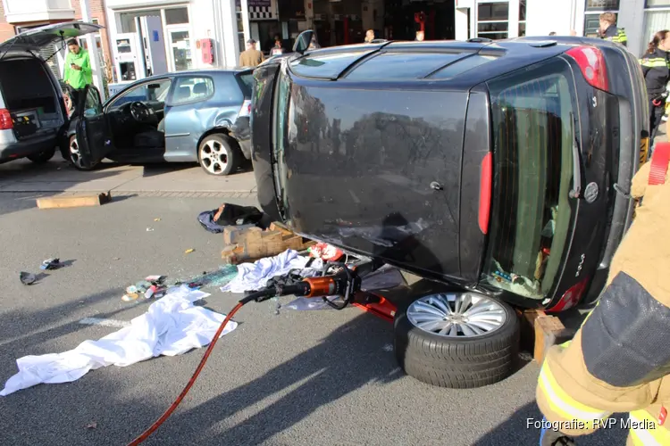 Auto op z'n kant na ongeval in Haarlem