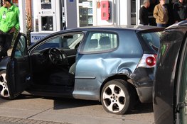 Auto op z'n kant na ongeval in Haarlem