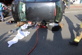 Auto op z'n kant na ongeval in Haarlem