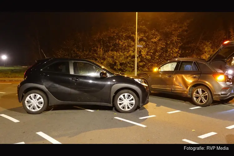 Schade na ongeval tussen twee personenauto's in Heemskerk