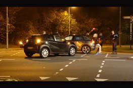 Schade na ongeval tussen twee personenauto's in Heemskerk