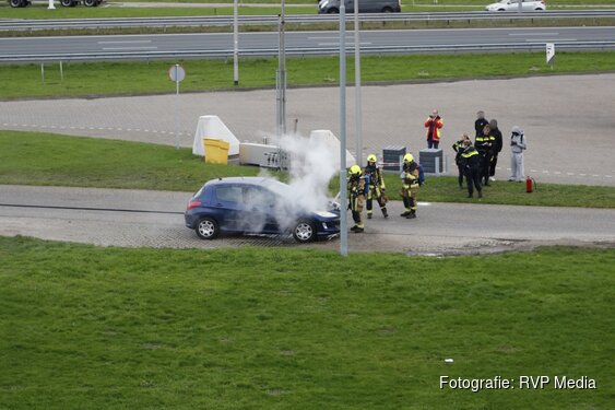 Brandweer blust autobrand op afrit naar tankstation Uitgeest