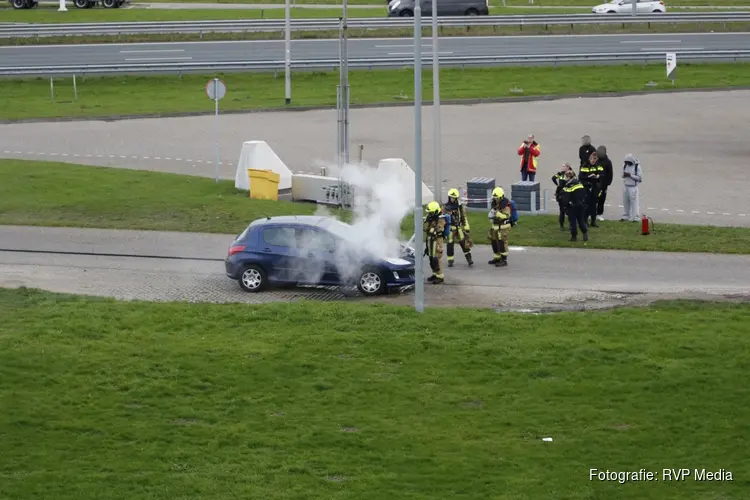 Brandweer blust autobrand op afrit naar tankstation Uitgeest