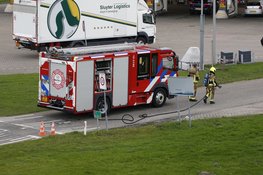 Brandweer blust autobrand op afrit naar tankstation Uitgeest