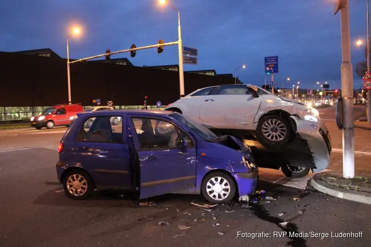 Auto bijna op z'n kant na ongeval in Haarlem