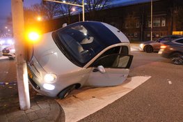Auto bijna op z'n kant na ongeval in Haarlem