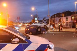 Auto bijna op z'n kant na ongeval in Haarlem