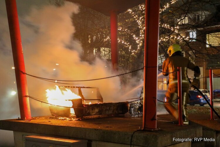 Openbaar bankje vliegt in brand in Velsen-Noord