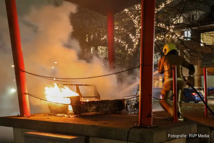 Openbaar bankje vliegt in brand in Velsen-Noord