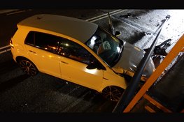 Auto botst tegen lantaarnpaal en komt tot stilstand tegen tunnelwand