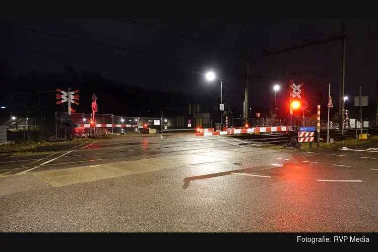 Grote spoorwegstoring tussen Beverwijk en Uitgeest. Brandweer en ProRail doen onderzoek in spoortunnel