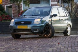 Autowiel afgebroken na aanrijding tussen twee personenauto's