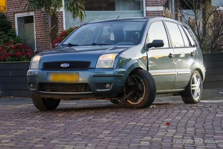 Autowiel afgebroken na aanrijding tussen twee personenauto's