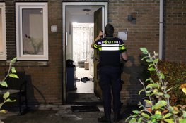 Schade na brand bij voordeur in Haarlem