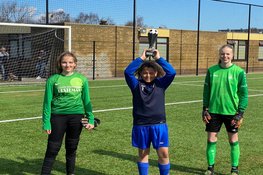 Desteny Verlaat trotse winnaar DEM penaltybokaal