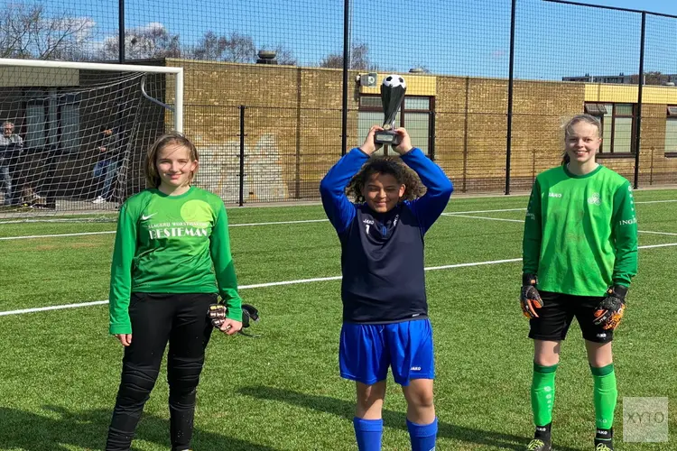 Desteny Verlaat trotse winnaar DEM penaltybokaal