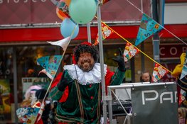 Sinterklaasintocht brengt feestelijke sfeer in Castricum