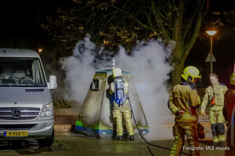 Brandweer blust containerbrand in Beverwijk