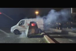 Brandweer blust containerbrand in Beverwijk