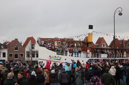 Sinterklaas komt na intocht over het Spaarne aan in Haarlem