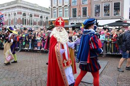 Sinterklaas komt na intocht over het Spaarne aan in Haarlem