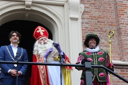 Sinterklaas komt na intocht over het Spaarne aan in Haarlem
