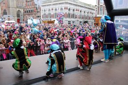 Sinterklaas komt na intocht over het Spaarne aan in Haarlem
