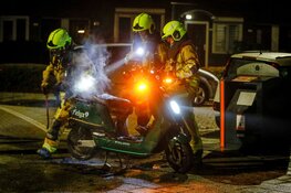 Deelscooter vliegt in brand in Haarlem