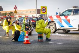 Demonstranten blokkeren ingangen Tata Steel tijdens XR-actie “Operatie Storm”