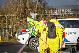 Demonstranten blokkeren ingangen Tata Steel tijdens XR-actie “Operatie Storm”