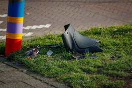 Scooter gaat er vandoor na aanrijding met auto, passagier gewond