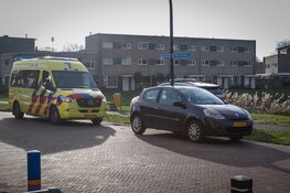 Scooter gaat er vandoor na aanrijding met auto, passagier gewond
