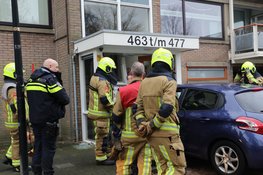 Automobilist ramt portiek van appartementencomplex