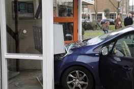 Automobilist ramt portiek van appartementencomplex