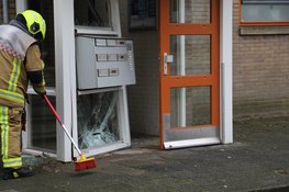 Automobilist ramt portiek van appartementencomplex