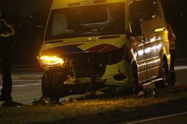 Ambulance beschadigd na ongeval op N203