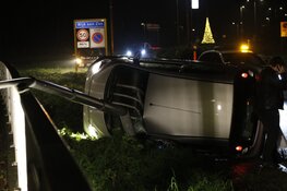 Auto belandt op zijkant na eenzijdig ongeval