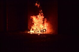 Vuilcontainer vliegt in brand tegen woning