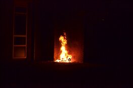 Vuilcontainer vliegt in brand tegen woning