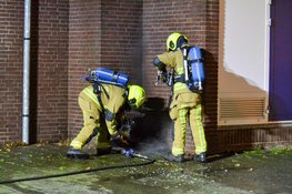 Vuilcontainer vliegt in brand tegen woning