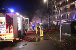 Auto en camper in brand bij flat. Derde autobrand binnen 48 uur in zelfde wijk.