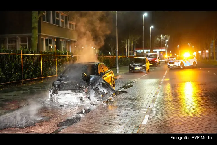 Auto volledig in lichterlaaie in Haarlem