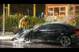 Auto volledig in lichterlaaie in Haarlem