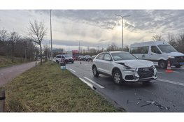 Personenauto botst achterop vrachtwagen op N197 bij Velsen-Noord