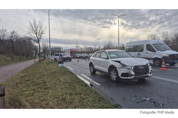 Personenauto botst achterop vrachtwagen op N197 bij Velsen-Noord